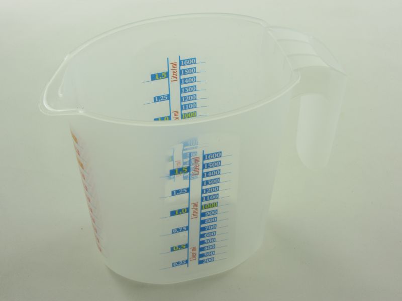 Műanyag mércés kancsó 1,5 liter