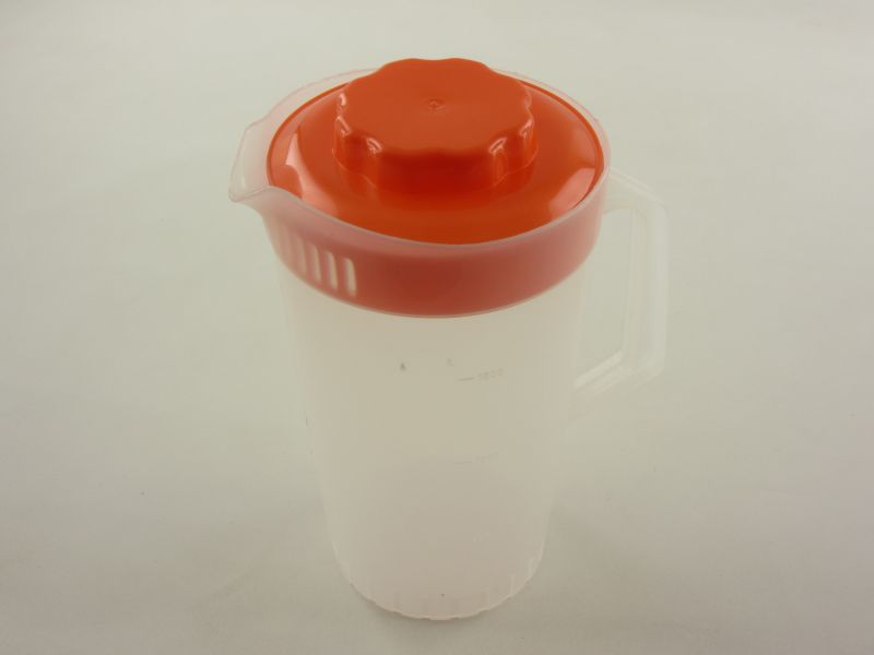 Műanyag mércés kancsó tetővel 2 liter - ZM