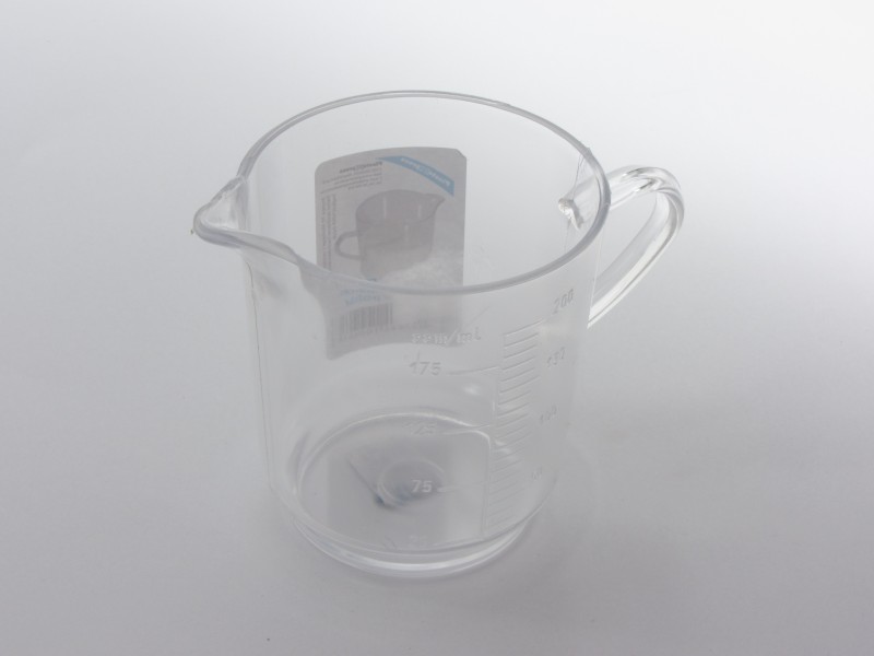 Műanyag mércés kiöntő 0,2 liter