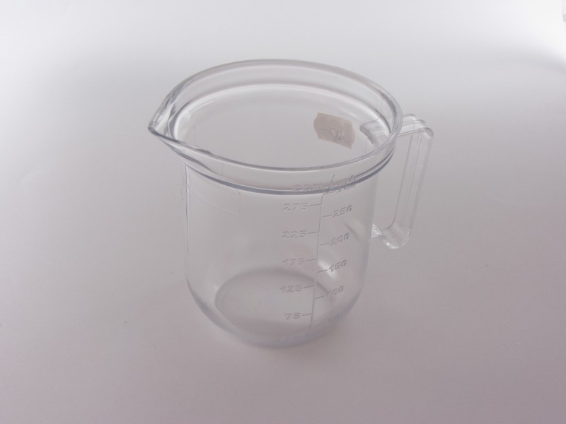 Műanyag mércés kiöntő 0,3 liter