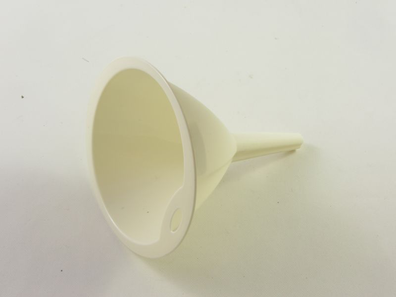 Műanyag tölcsér akasztóval 12 cm
