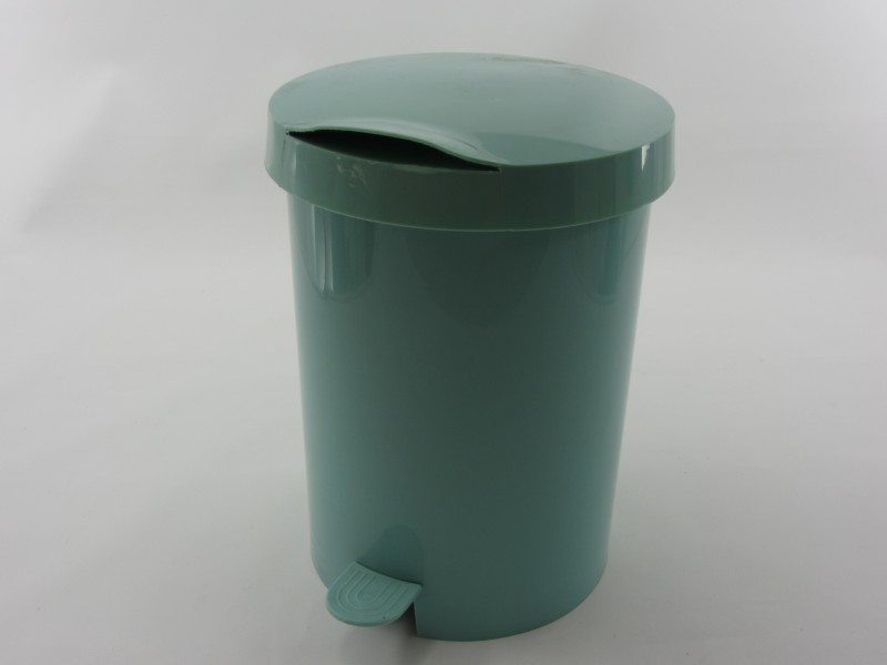 Szemetes kuka pedálos műanyag 7 liter